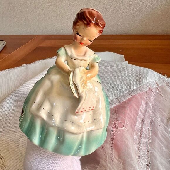 Josef Originals KATE from TOWN and COUNTRY Series, Vintage Figurines - Picture 9 of 10